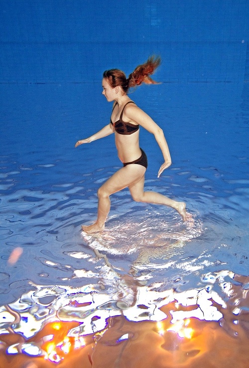 Slovenka Lenka (30) kráča po vode, aby 
prezentovala synchronizované plávanie.