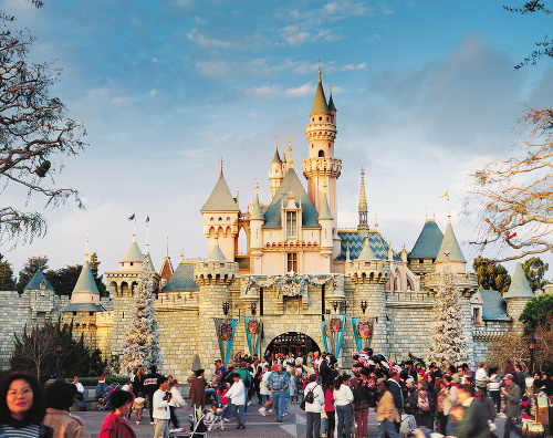 2015: Za šesť desaťročí privítal Disneyland v americkom Anaheime množstvo návštevníkov, po celom svete ich do parku doteraz prišlo až 650 miliónov.