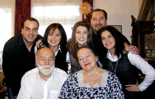 Rodina Malachovských: Zľava - Sväťo, manželka Ľubica, neter Kristínka, brat Martin, švagriná Iveta, nebohý otec Ondrej a mama Marta.