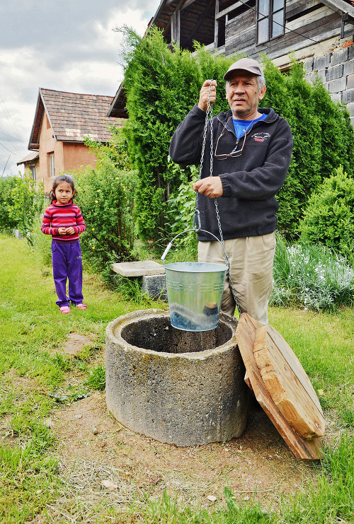 Dezider Horváth ťahá vodu z vlastnej studne, ktorá je však znečistená.