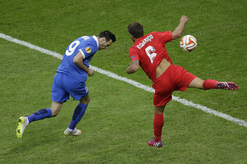 Chorvátsky útočník Dnepra Nikola Kalinič strieľa hlavou úvodný gól zápasu.
