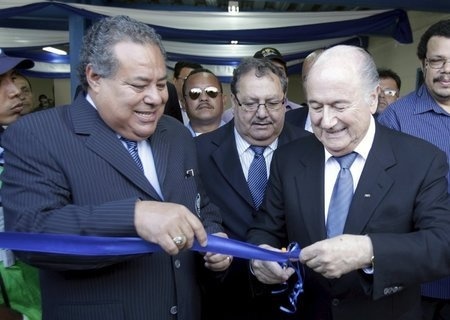 Julio Rocha (vľavo) s prezidentom FIFA Seppom Blatterom pri otváraní futbalového štadióna v Manaze.