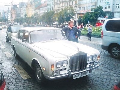 Trávníček so svojím Rolls Royceom v centre Prahe.