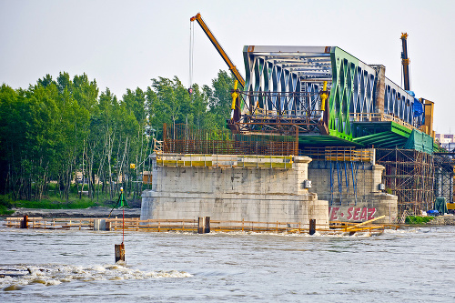 24. 5. 2015: Dunaj zatopil základy piliera nového Starého mosta. Rieka stúpla na viac ako 600 cm.