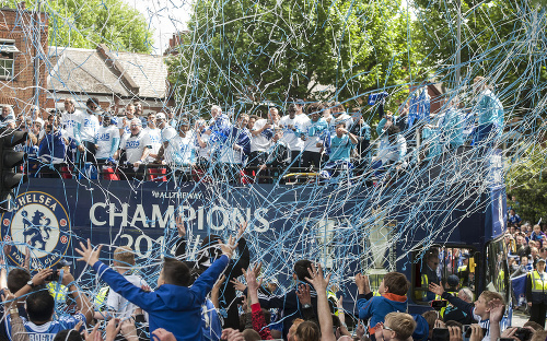 Hráči Chelsea oslavujú titul v uliciach pri domovskom štadióne Stamford Bridge v Londýne.