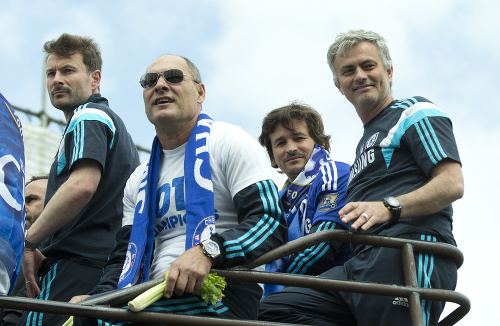 Tréner Chelsea José Mourinho (vpravo) sedí na zábradlí otvoreného poschodového autobusu počas osláv titulu v uliciach pri domovskom štadióne Stamford Bridge v Londýne.