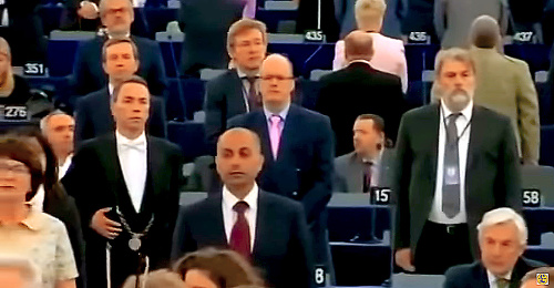 Odignorovali hymnu. Škripek zostal sedieť, keď hrali hymnu EÚ. 