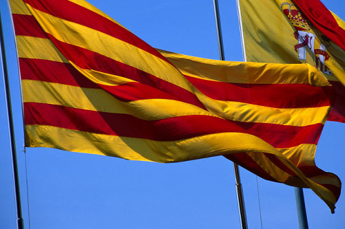 Oblečenie na súperove ihriská vo farbách zástavy Katalánska.