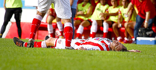Cristian Gómez leží v bezvedomí na trávniku.