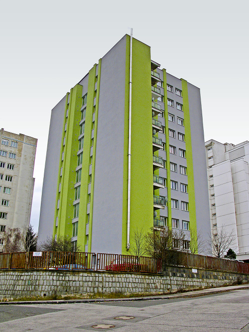 Neprístojnosti sa mali odohrávať na prvom poschodí tohto domu v Bratislave.