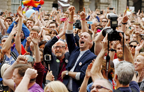 Homosexuáli sa zhromaždili na uliciach Írska, aby oslávili svoje veľkolepé víťazstvo nad spoločenskými predsudkami.  