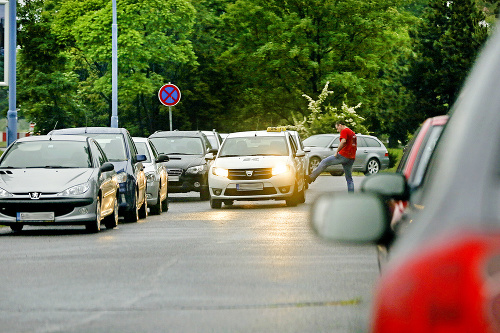 Expolicajt Ľuboš Tiefenbach si vozidlo taxislužby pri preberaní dôsledne skontroloval.
