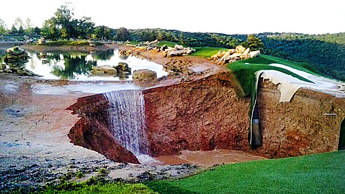 RIADNA JAMA: Uprostred golfového areálu vznikla diera hlboká vyše 30 metrov a široká takmer 100 metrov.