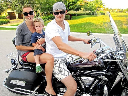 POHODLNÝ ŽIVOT: Tomáš Kopecký s manželkou Máriou a mladším synom Tobiasom na Floride.
