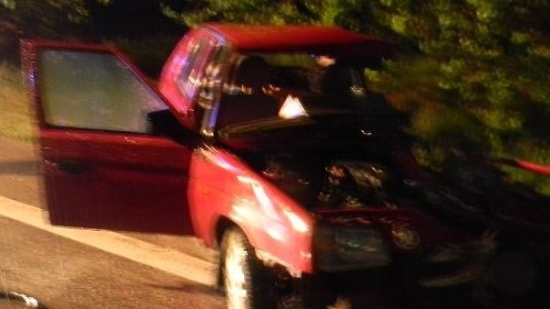 Osobné auto, ktoré sa v sobotu ráno v Komárne zrazilo s dodávkou.  
