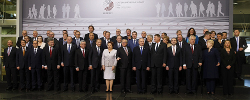 Spoločná fotografia účastníkov rokovania summitu Východného partnerstva v lotyšskej Rige 22. mája 2015. Piaty zľava v dolnom rade je slovenský prezident Andrej Kiska. Ide o prvý summit po vypuknutí konfliktu na Ukrajine. 