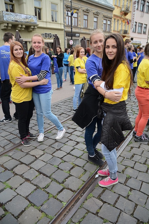TURISTKY: Tancovať štvorylku do Košíc prišli aj študentky z Dobšinej - Daniela (16), Kristína (16), Viktória (16) a Lea (16). 