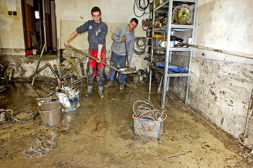 Klieština: Michal (15) a Erik (17) Garabíkovci odpratávali bahno zo zatopenej pivnice domu v obci pri Považskej Bystrici.