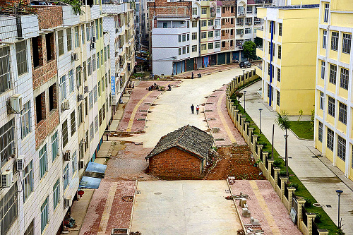 Čína: Stred ulice v čínskom Nanningu už viac
ako 10 rokov „zdobí“ dom.
