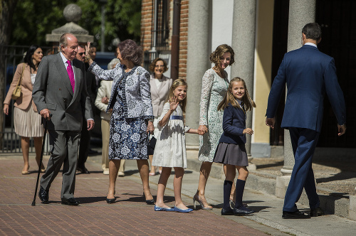  Španielsky kráľ Filip VI. (vpravo), jeho otec Juan Carlos (vľavo), jeho matka Sofia (druhá zľava), kráľovná Letizia (tretia sprava), princezná Sofia (štvrtá sprava) prichádzajú na prvé sväté prjímanie deväťročnej korunnej princeznej Leonor (druhá sprava), ktorá je oblečená v školskej uniforme do kostola na predmestí metropoly Madrid.