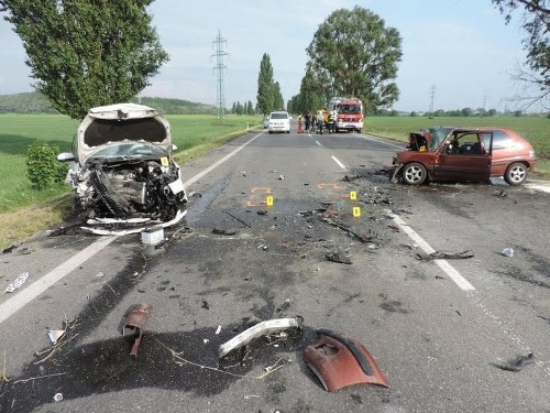 Po zrážke áut neďaleko Levíc polícia miesto nehody uzavrela.