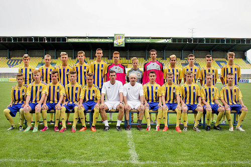 Zsolt na spoločnej fotke futbalistov DAC Dunajská Streda, po jeho ľavici brankár, s ktorým sa nešťastne zranil. 