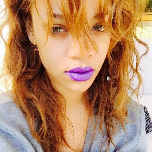 Rihanna ako ryšavka s fialovými perami.