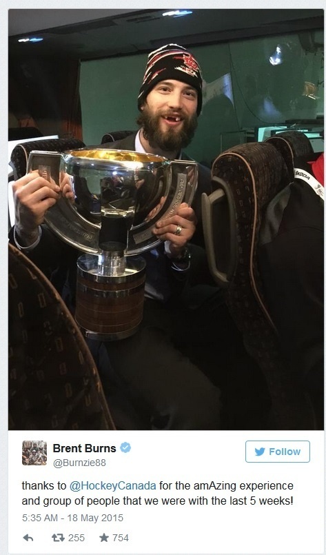 V autobuse strážil trofej obranca Brent Burns.