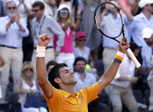 Srbský tenista Novak Djokovič oslavuje víťazstvo nad Švajčiarom Rogerom Federerom.