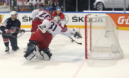 Americký hráč Nick Bonino (vľavo) strieľa úvodný gól cez českého brankára Ondřeja Pavelca (vpravo).