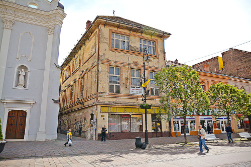 Zničená budova divadla - Hlavná ulica