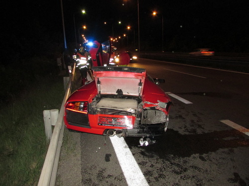 Vodička na D1 rozbila luxusné Lamborghini.