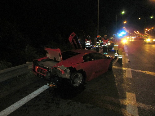 Vodička na D1 rozbila luxusné Lamborghini.