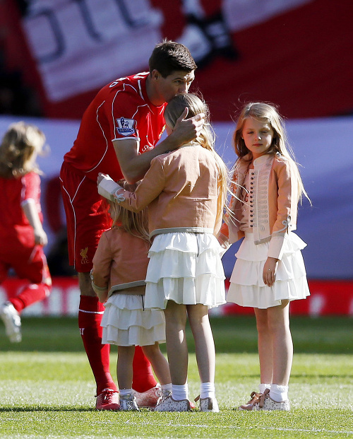 Legendárný liverpoolský futbalista Steven Gerrard sa lúčí s Anfieldem. Na trávniku ho sprevádzali jeho dcérky.