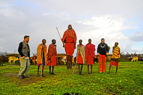 S miestnymi: Producent (vľavo) a režisér (druhý sprava) si s Masajmi rozumeli.