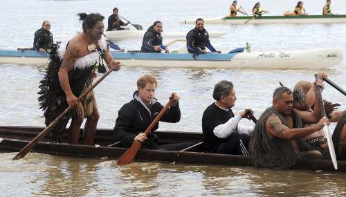 Britský princ Harry pádluje na kajaku Maori waka na rieke Whanganui počas jeho návštevy v novozélandskom Whanganui.