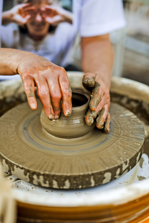 Vytvárať keramiku sa naučila svojpomocne ako samouk.