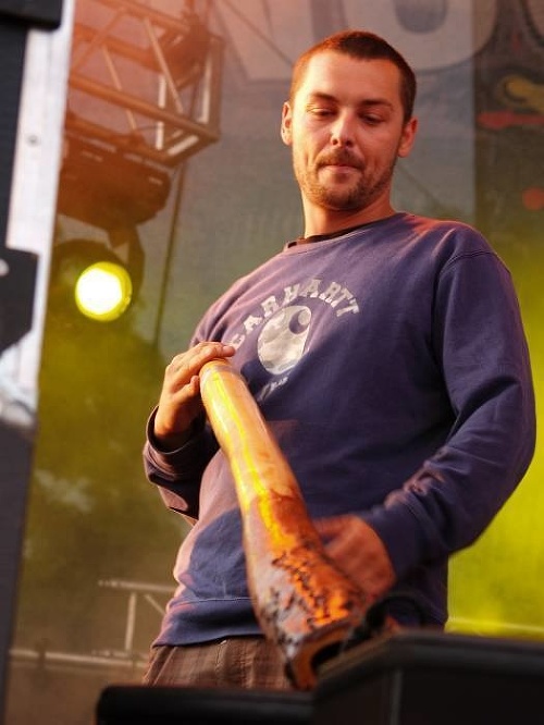 Lukáš Toman († 40) hral na dychový nástroj didgeridoo.