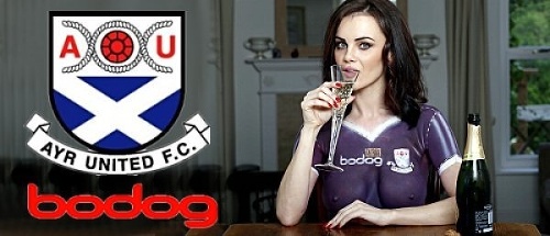 Emma Glover a fialový dres, aký v novej sezóne budú nosiť futbalisti Ayr United. No oni ho budú mať ozajstný!