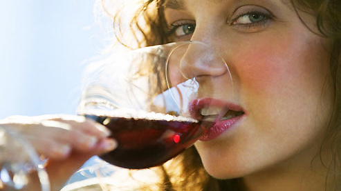 dievča pije červené víno