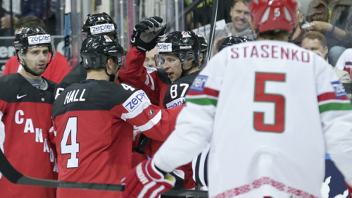 Kanaďan Sidney Crosby ( druhý vpravo) sa raduje so spoluhráčmi z gólu Brenta Burnsa.