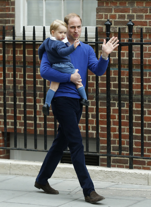 Malý George a princ William mávajú fotografom pri príchode do nemocnice.