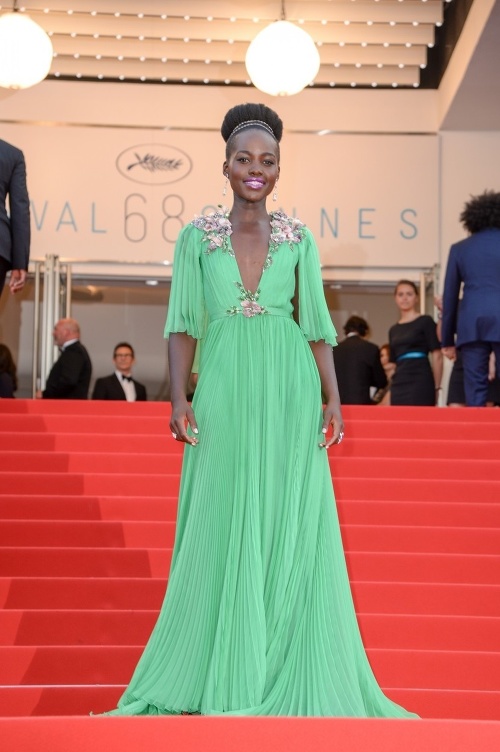 Lupita Nyong'o v nežnej zelenej. Stavila na ľahkú látku a hlboký výstrih. 