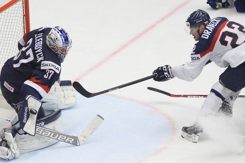 Zprava Vladimír Dravecký (Slovensko) a brankár Connor Hellebuyck (USA).