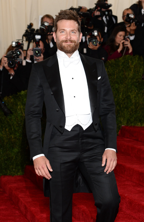Herec Bradley Cooper na párty Met Gala 2015.