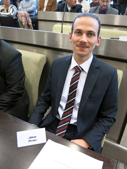 Adam Peciar (27) je predsedom komisie pri neprispôsobivých občanov a zároveň podpredsedom komisie dopravy.