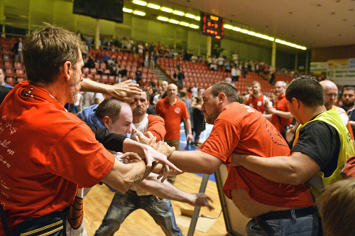 Vášne opantali aj fanúšikovské tábory, zasahovať musela bezpečnostná služba.