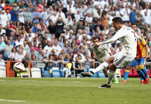 Po neúspešnej penalte sa Ronaldo už len chytal za hlavu.