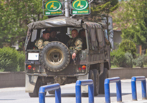 Špeciálne policajné jednotky opúšťajú bojovú zónu.