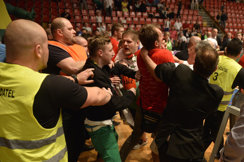 Bitka fanúšikov Prievidze a Komárna po skončení zápasu  v piatom zápase finále play off Eurovia SBL BC Prievidza - MBK Rieker Com Therm Komárno.